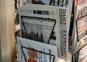 Titelseiten mit Werbung statt mit Inhalt? Die Neuen Zürcher Zeitung hat eine solche Asugabe publiziert. 