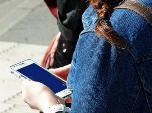 Braucht die Smartphone-Generation überhaupt noch Zeitungen? Eine Studie gibt Antworten.