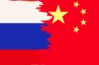 Die russische Flagge schiebt sich über die chinesische.