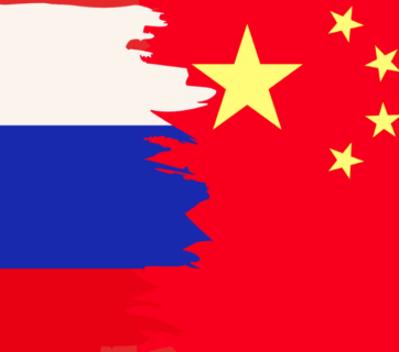 Die russische Flagge schiebt sich über die chinesische.