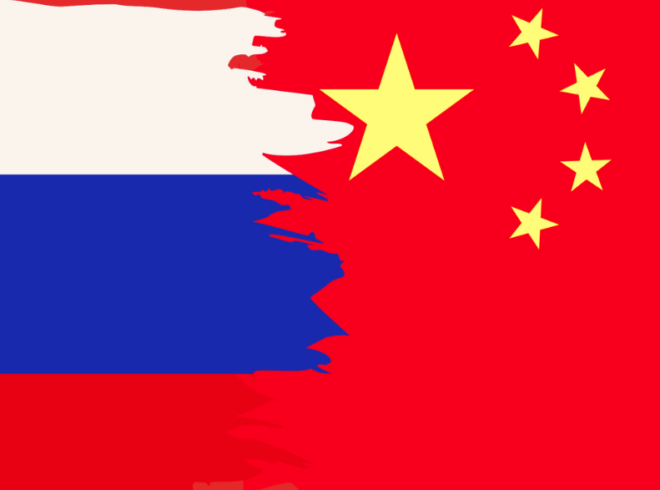 Die russische Flagge schiebt sich über die chinesische.