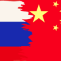 Die russische Flagge schiebt sich über die chinesische.