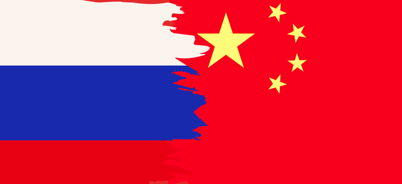 Die russische Flagge schiebt sich über die chinesische.
