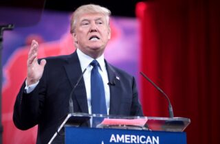 Donald Trump hält eine Rede.