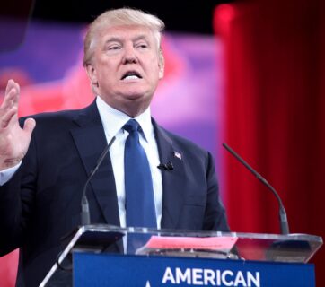 Donald Trump hält eine Rede.
