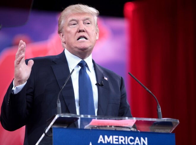 Donald Trump hält eine Rede.