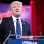 Donald Trump hält eine Rede.