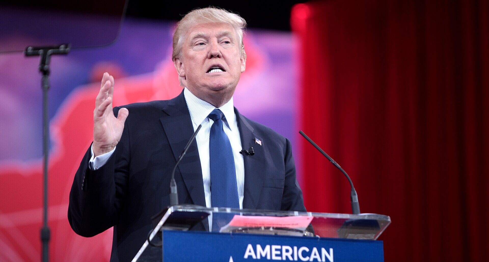 Donald Trump hält eine Rede.