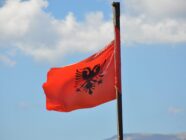 Die albanische Flagge vor dem blauen Himmel