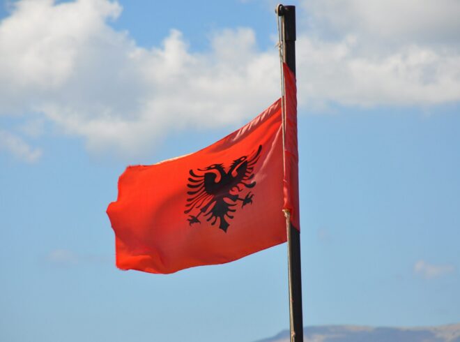 Die albanische Flagge vor dem blauen Himmel