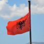 Die albanische Flagge vor dem blauen Himmel
